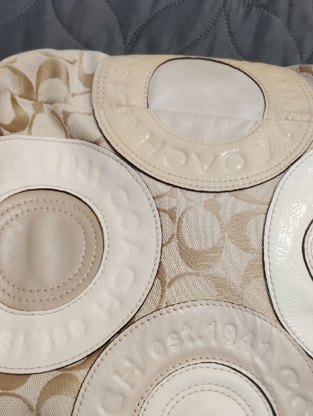 Coach Beige and White Signature Circle Appliqué Tote!! - Picture 15 of 17